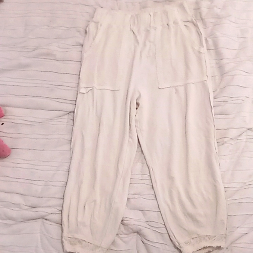 Sweat pants with mesh pockets